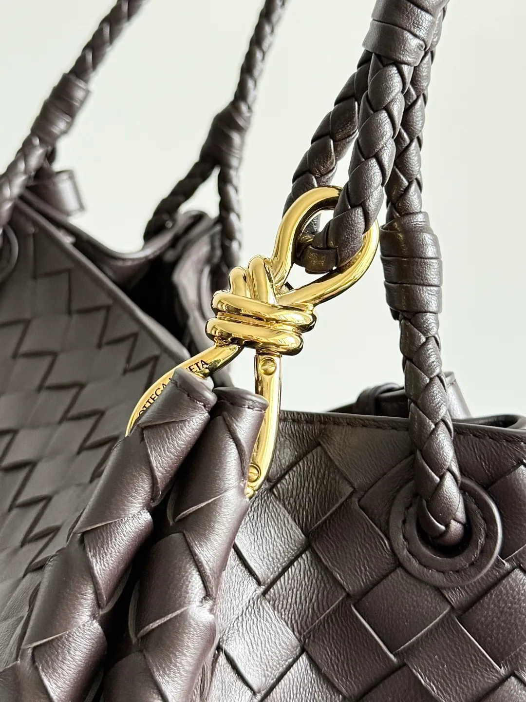 Batch 2060 BOTTEGA VENETA 2025 Autumn New Product Medium Parachuta The long-awaited new medium parachuta is here, with a unique appearance and iconic metal knots, and a whole piece of leather folds the four corners into a parachute shape! The exquisite Knot metal buckle is like putting jewelry on a bag. It is high-end and elegant. Its super capacity can hold all your things! The overall effect of this bag is very different from before. It is neither too delicate to provide a large capacity nor too bulky because of its practicality. It simply provides a perfectly suitable bag for casual and simple people👜 Style number: 835921 Size: 29.5*18.5*17.5cm